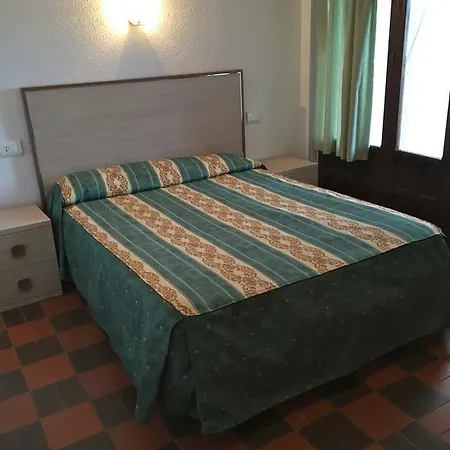 Provenzal אכסניה מוחקאר